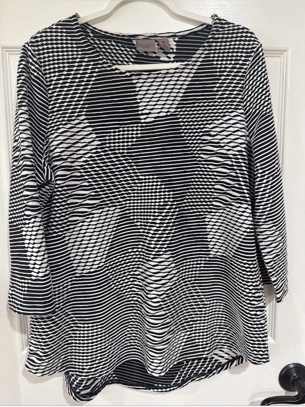 Chico's Easywear Women's SZ 2 (LG) Top 3/4 Sleeve Black/White Abstract Stripe